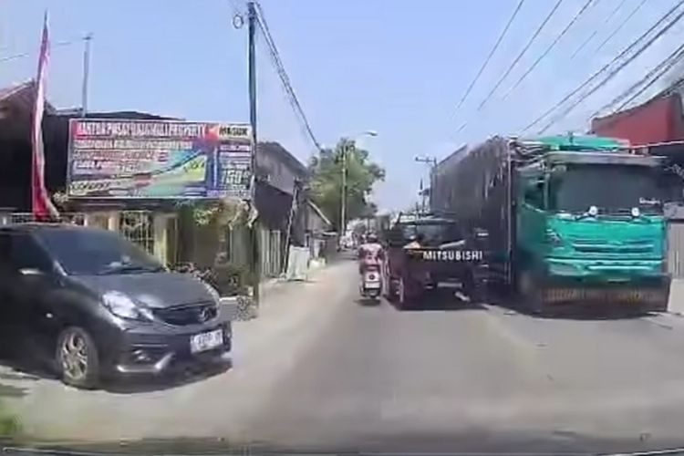 Viral Video Pick Up L300 Senggol Pengendara Motor Listrik di Kudus, Pengemudi Serahkan Diri