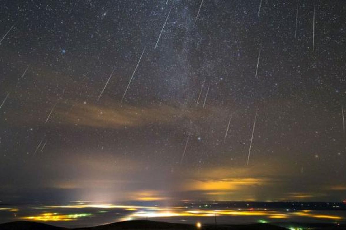 Foto hujan meteor Geminid di Portland, Oregon, Amerika Serikat yang diambil oleh Thomas W Earle dikutip situs web Universe Today, Rabu (23/12/2015).