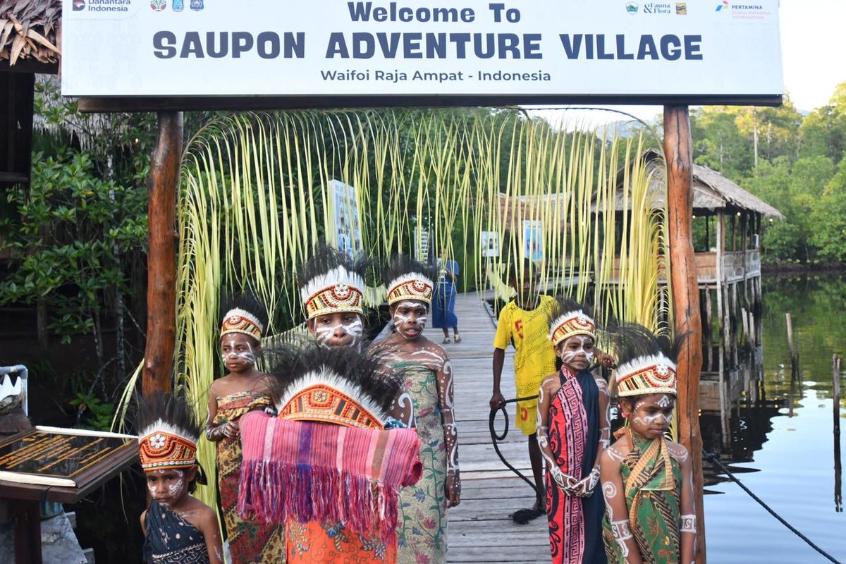 Saupon Adventure Village, salah satu proyek Kelompok Tani Hutan di Papua Barat yang mendapatkan bantuan Pertamina melalui pembangunan homestay, dapur, serta fasilitas lain.