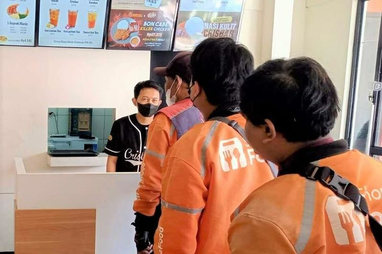 Antrian pesanan online di gerai Ayam Crisbar.