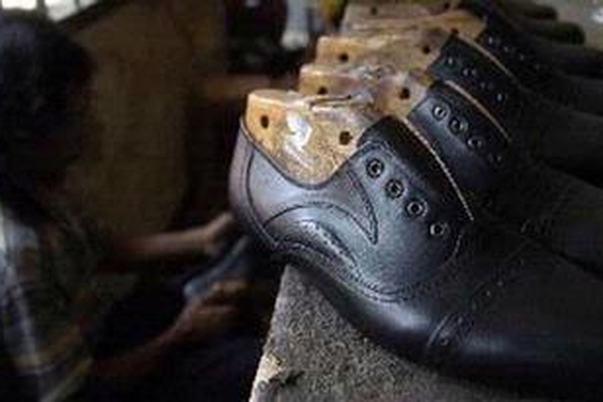Sejumlah perajin sepatu tradisional di Cibaduyut, Bandung.