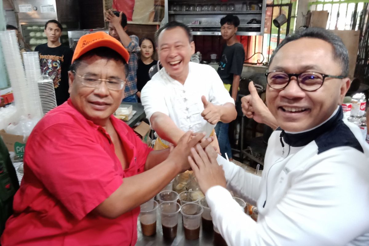 Pemilik Kopi Johny, Johny Poluan (tengah) bersama pengacara Hotman Paris Hutapea dan Ketua MPR RI Zulkifli Hasan di kedainya di kawasan Kelapa Gading, Jakarta.