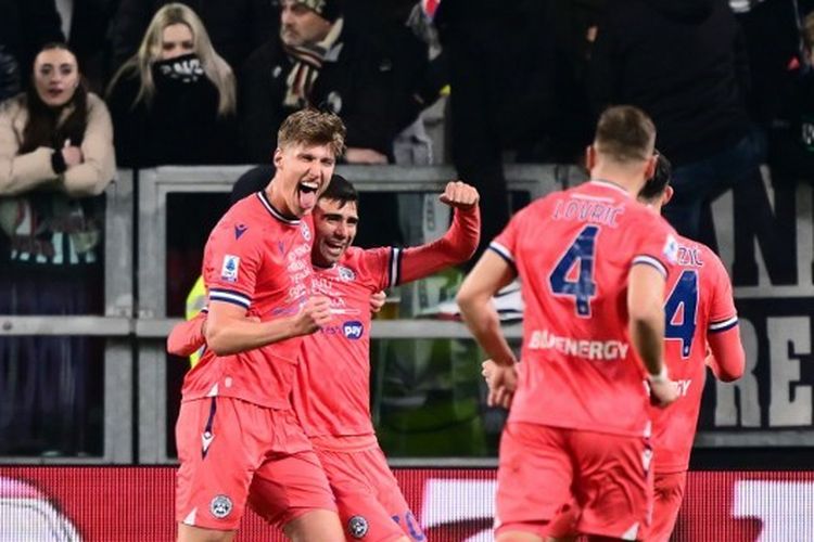 Penyerang Udinese, Lautero Giannetti, merayakan gol bersama rekan setim setelah mencetak sebuah gol dalam laga Serie A melawan Juventus di Stadion Allianz Arena, Minggu (12/2/2024). 