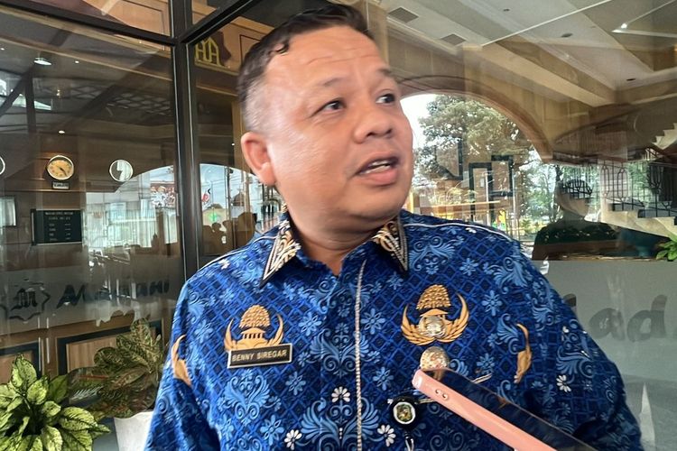 Kadisdik Kota Medan Benny Sinomba Siregar saat diwawancarai wartawan di Hotel Madani Medan, Rabu (17/1/2024).