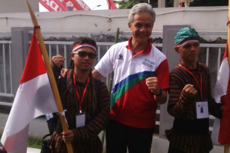 Gubernur Jawa Tengah Ganjar Pranowo mendukung dua pemuda asal Kecamatan Borobudur Jawa Tengah berjalan kaki dari Jawa Tengah ke Jakarta untuk menemui Presiden Joko Widodo