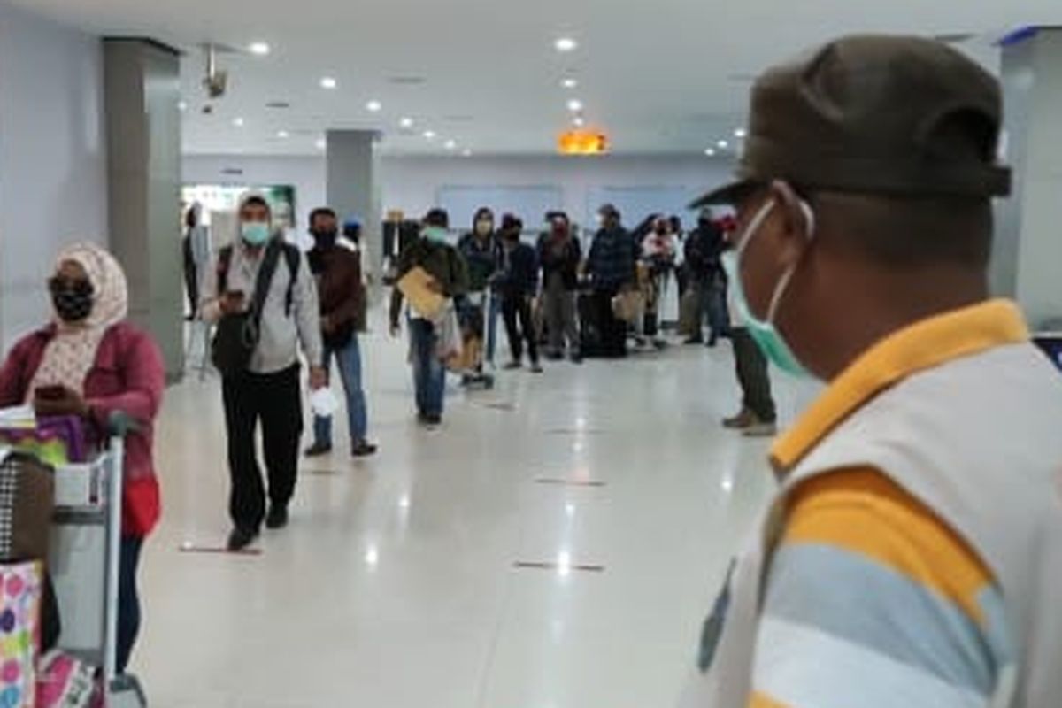 Covid-19 task force officials oversee disembarking passengers