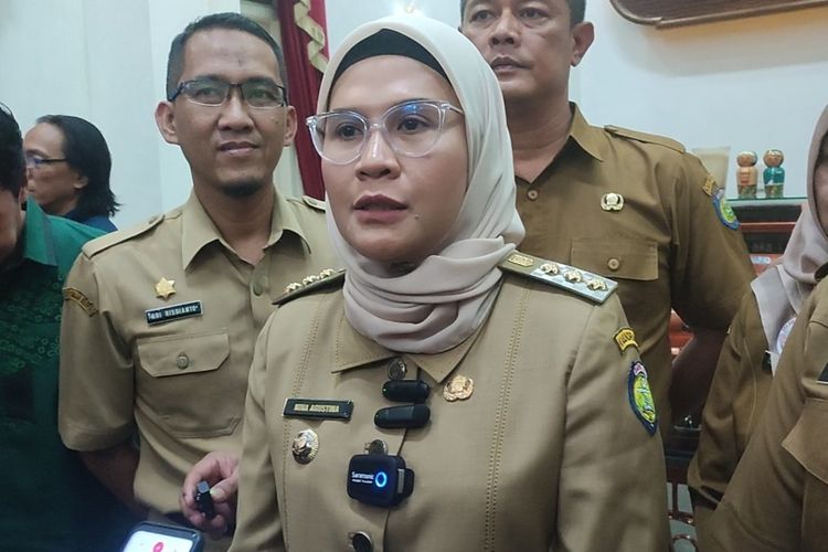 Bupati Indramayu Jawa Barat Nina Agustiani memberikan keterangan terkait pengajuan pengunduran Lucky Hakim sebagai Wakil Bupati Indramayu, di kantor bupati, Senin (20/2/2023). Nina akui belum terima surat dari Ridwan Kamil untuk membahas pengunduran Lucky .