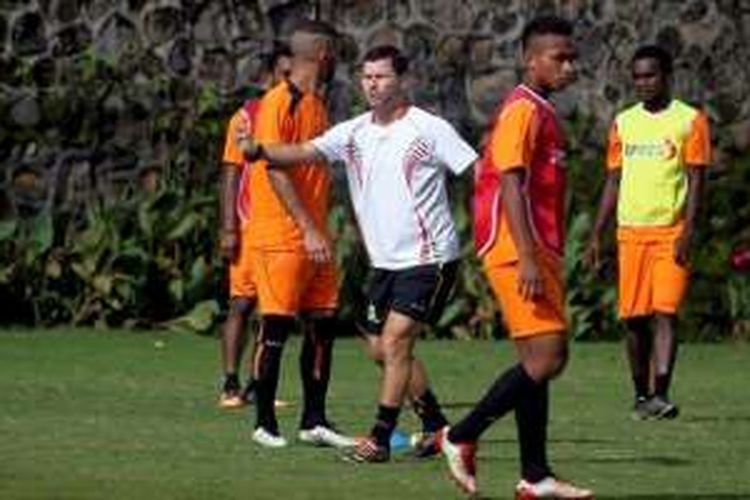 Pelatih asal Brasil, Osvaldo Lessa, memimpin sesi latihan Persipura Jayapura.