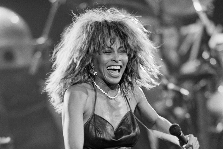 Penyanyi Tina Turner tampil di Palais Omnisports, Paris, Perancis, pada 30 Maret 1987. Tina Turner meninggal dunia dalam usia 83 tahun di Swiss, Rabu (24/5/2023).