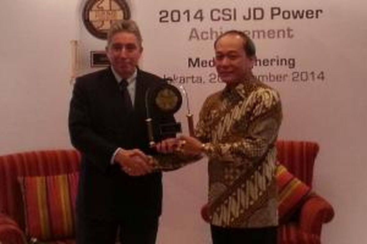 Suparno Djasmin menerima penghargaan CSI 2014 dari VP & GM JDPA Singapore, Gerrit Kuyntjes