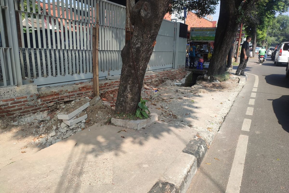 Sebagian trotoar di Jalan Cipete Raya, Kelurahan Cipete Selatan, Kecamatan Cilandak, Jakarta Selatan, dibongkar secara ilegal. 
