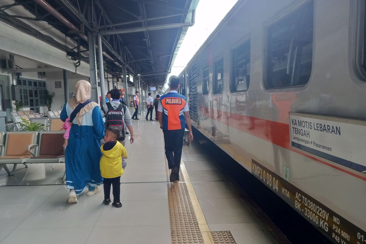 Hingga 1 April 2025 pukul 07.00 WIB, penjualan tiket (kereta api) menunjukkan tren positif dengan total 3.601.556 tiket telah terjual, atau sekitar 78,44 persen dari total kapasitas yang disediakan