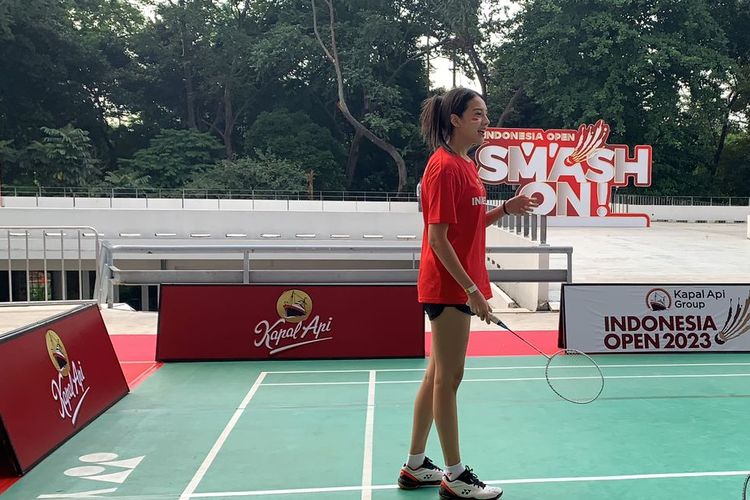 Anya Geraldine turut meramaikan pergelaran Indonesia Open 2023 dengan bermain bulu tangkis bersama fan di area Istora, Senayan, Jakarta, Selasa (13/6/2023).