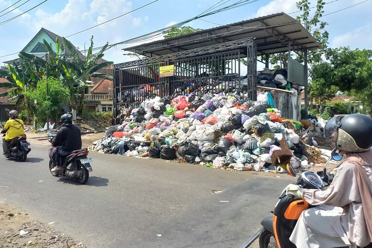 Sampah sampah mulai menumpuk di jalanan, depo hingga perkampungan di Yogyakarta, Senin (13/5/2024)