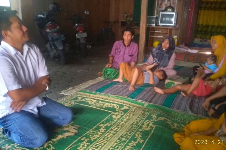 Joko Suranto (54) Crazy Rich asal Kabupaten Grobogan, Jawa Tengah berkunjung ke rumah mendiang Asmuri (69) di Desa Kedungrejo, Kecamatan Purwodadi, Grobogan, Jumat (21/4/2023) siang sekitar pukul 11.30.