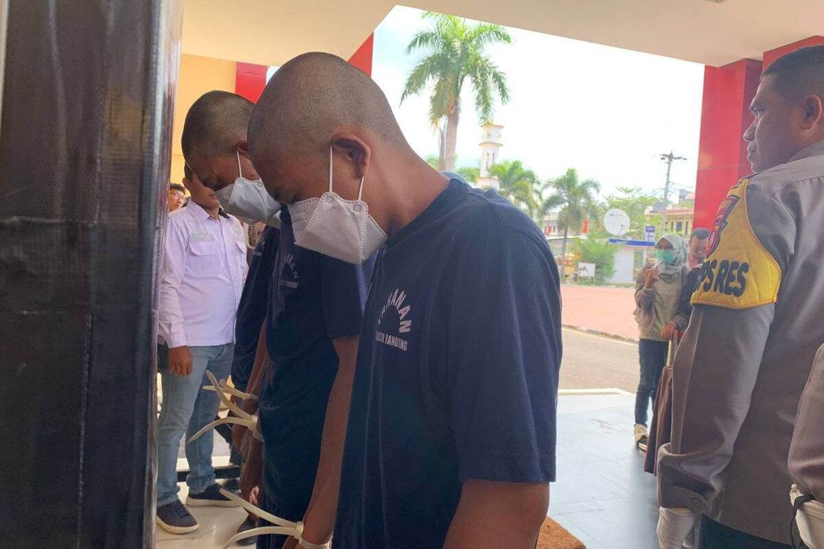 Jajaran Kepolisian saat menggiring 4 pelaku pembunuhan INS (24) di Mapolresta Bandung, Soreang, Jawa Barat, Jumat (2/8/2024)