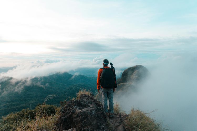 Manfaat mendaki gunung tak hanya membuat tubuh sehat. Apa saja?