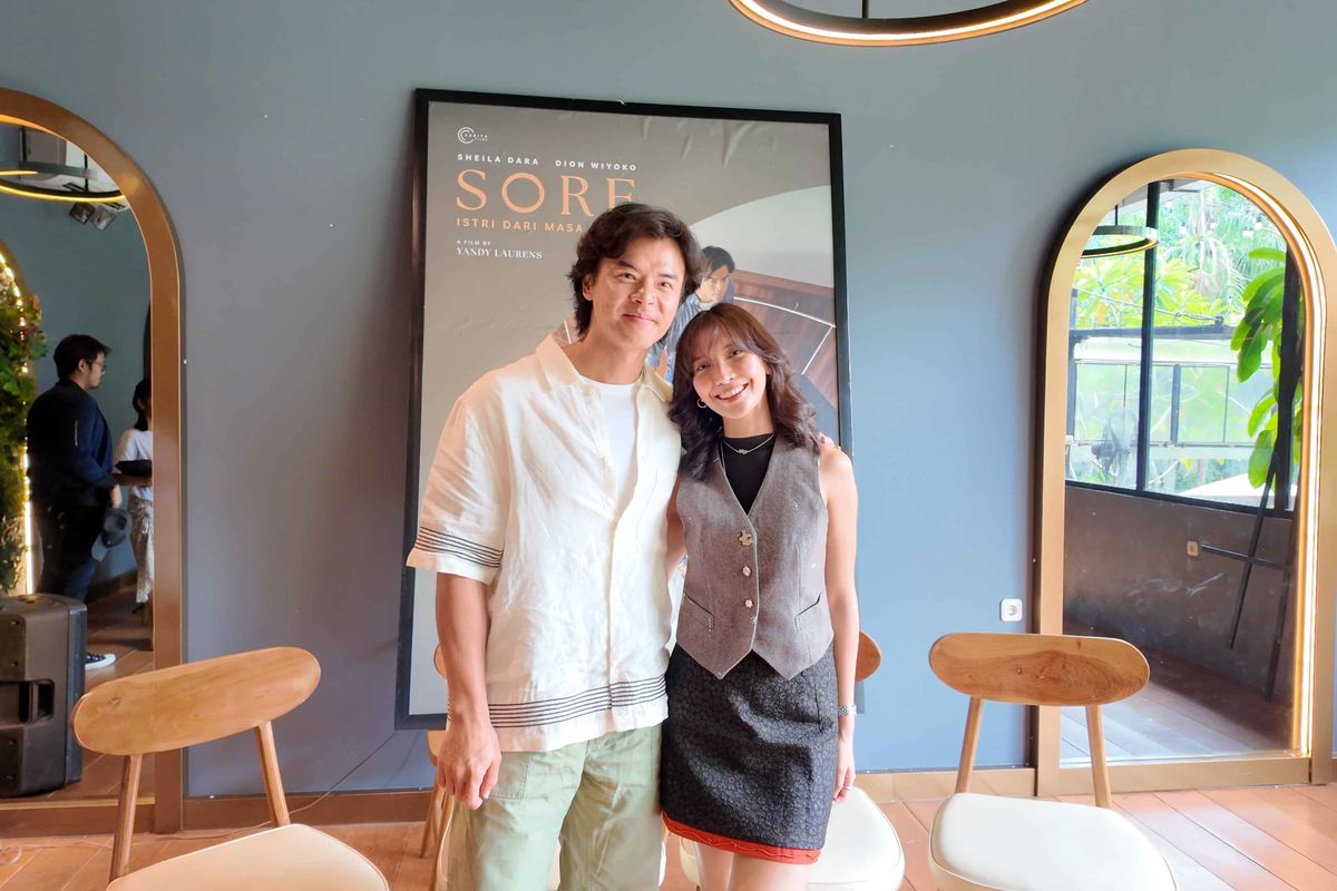 Aktor Dion Wiyoko dan Sheila Dara menghadiri acara Content Day SORE: Istri dari Masa Depan di Kawasan Cilandak, Selasa (17/6/2025)