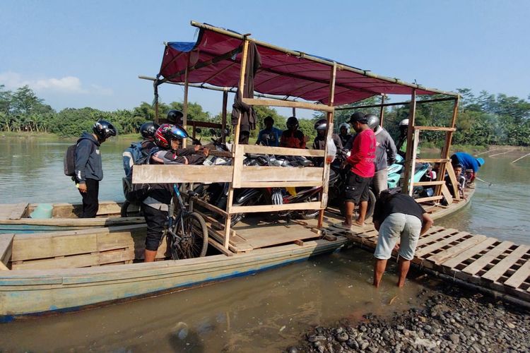 Jembatan Serayu Banyumas Ditutup, Warga Naik Perahu Pasir demi Potong Kompas