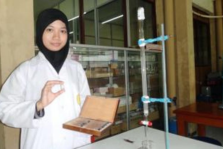 Ketua Tim Mahasiswa Fakultas Farmasi Universitas Jember, Jawa Timur, Kinanthi Putri Rizki, Menunjukkan Ekstrak Kulit Buah Kakao Yang Bermanfaat Untuk Menyembuhkan Penyakit Kanker Usus Besar. 