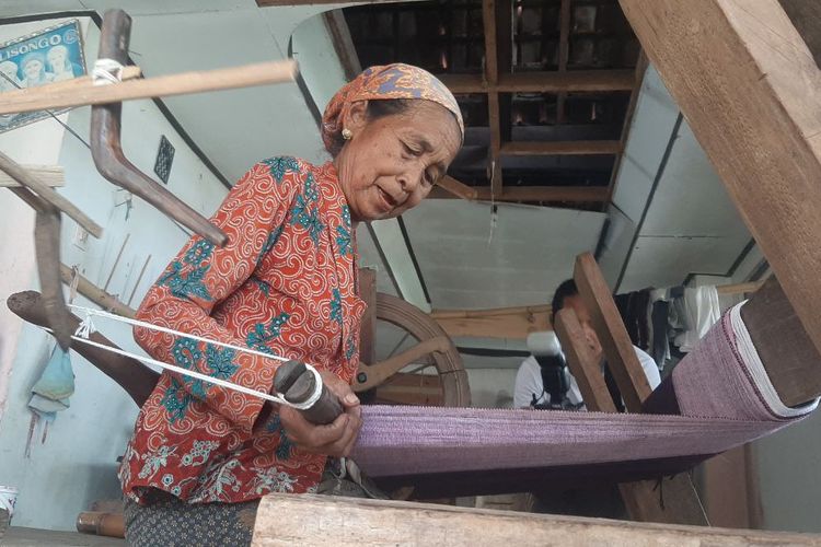 Perajin terakhir tenun khas Osing, Siami (73), mengoperasikan alat tenun tradisionalnya, di rumahnya, di Desa Jambesari, Kecamatan Giri, Kabupaten Banyuwangi, Jawa Timur, Senin (13/6/2022).