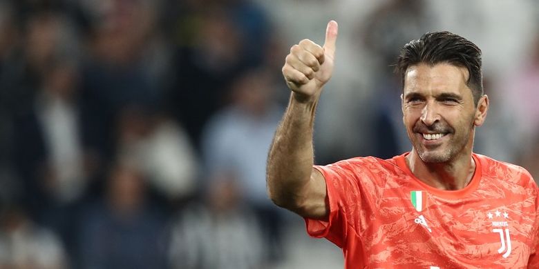 Penjaga gawang Juventus asal Italia Gianluigi Buffon merayakan akhir pertandingan sepak bola Serie A Italia Juventus vs Verona pada 21 September 2019 di stadion Juventus di Turin. (Foto oleh Isabella BONOTTO / AFP)