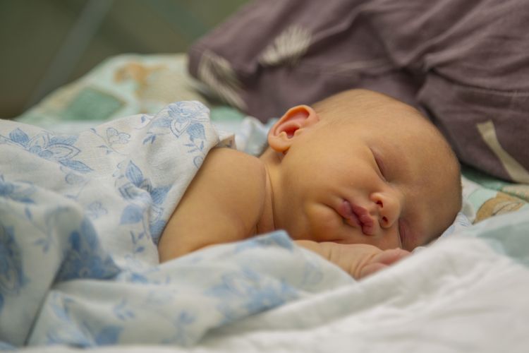 Ilustrasi penyakit kuning pada bayi. Ada beberapa penyebab bayi alami penyakit kuning, seperti memiliki kelainan produksi bilirubin atau lahir prematur. 