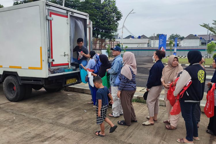 Ramai-Ramai Tebus Sembako di RPTRA Garuda, Warga Rela Antre Sejak Subuh