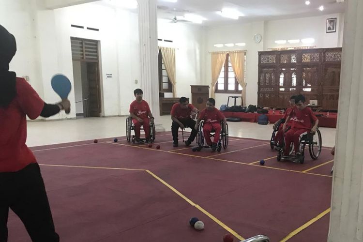 Atlet Boccia Indonesia sedang melakukan uji coba di YPAC Solo, 6 September 2018. 