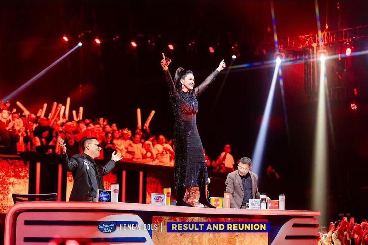 Maia Estianty naik ke atas meja usai terpukau melihat penaampilan Shabrina Leanor pada Senin (19/5/2025).