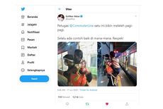 Viral Foto Petugas KRL Gendong Penumpang Difabel, Ini Kisahnya