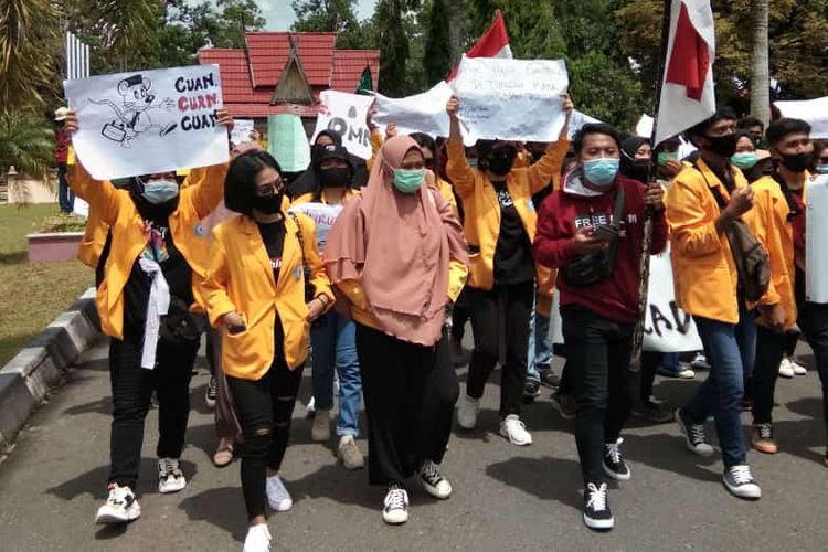 Ratusan peserta aksi dari Aliansi Mahasiswa Kotawaringin Barat menyampaikan penolakan terhadap pengesahan UU Cipta Kerja di Gedung DPRD Kotawaringin Barat, Senin (12/10/2020). 