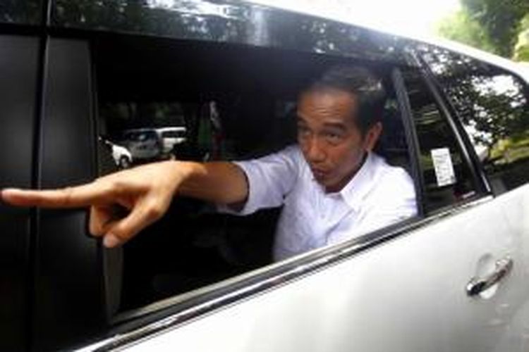 Calon presiden dari PDIP Joko Widodo meninggalkan kediaman Megawati Soekaroputri, Jakarta, 19 Mei 2014. PDIP, PKB, Partai Nasdem, dan Partai Hanura, sepakat berkoalisi mengusung pasangan Joko Widodo-Jusuf Kalla sebagai capres-cawapres pada pemilu presiden 2014.