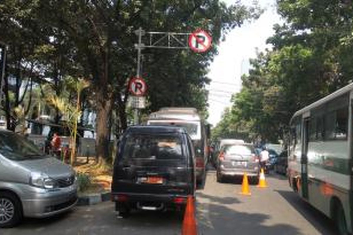 Sejumlah kendaraan roda empat yang parkir sembarangan, di depan Gedung Lemhanas, Kebon Sirih, Jakarta Pusat, Kamis (9/10/2014)