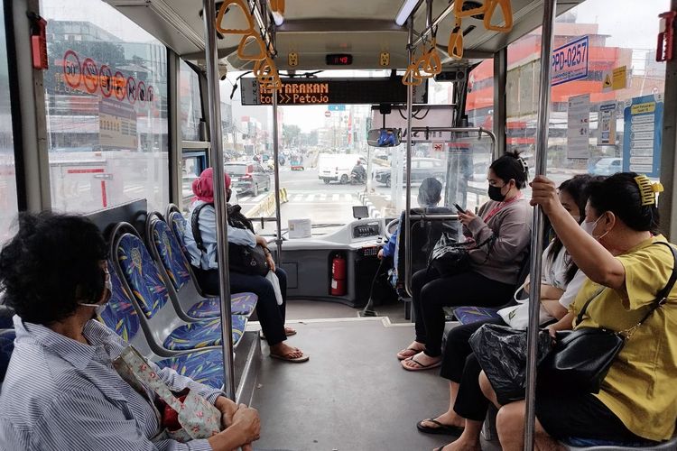 Suasana bus Transjakarta ketika sedang lenggang, Kamis (23/2/2023).