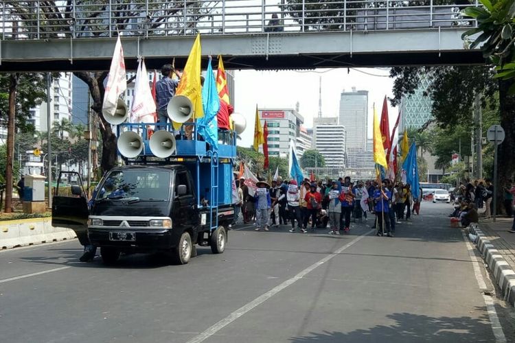 Massa yang mengatasnamakan Front Perjuangan Rakyat (FPR) menggelar unjuk rasa di jalan Medan Merdeka Barat, Jakarta Pusat, tepatnya di Patung Kuda, Senin (30/9/2019). 