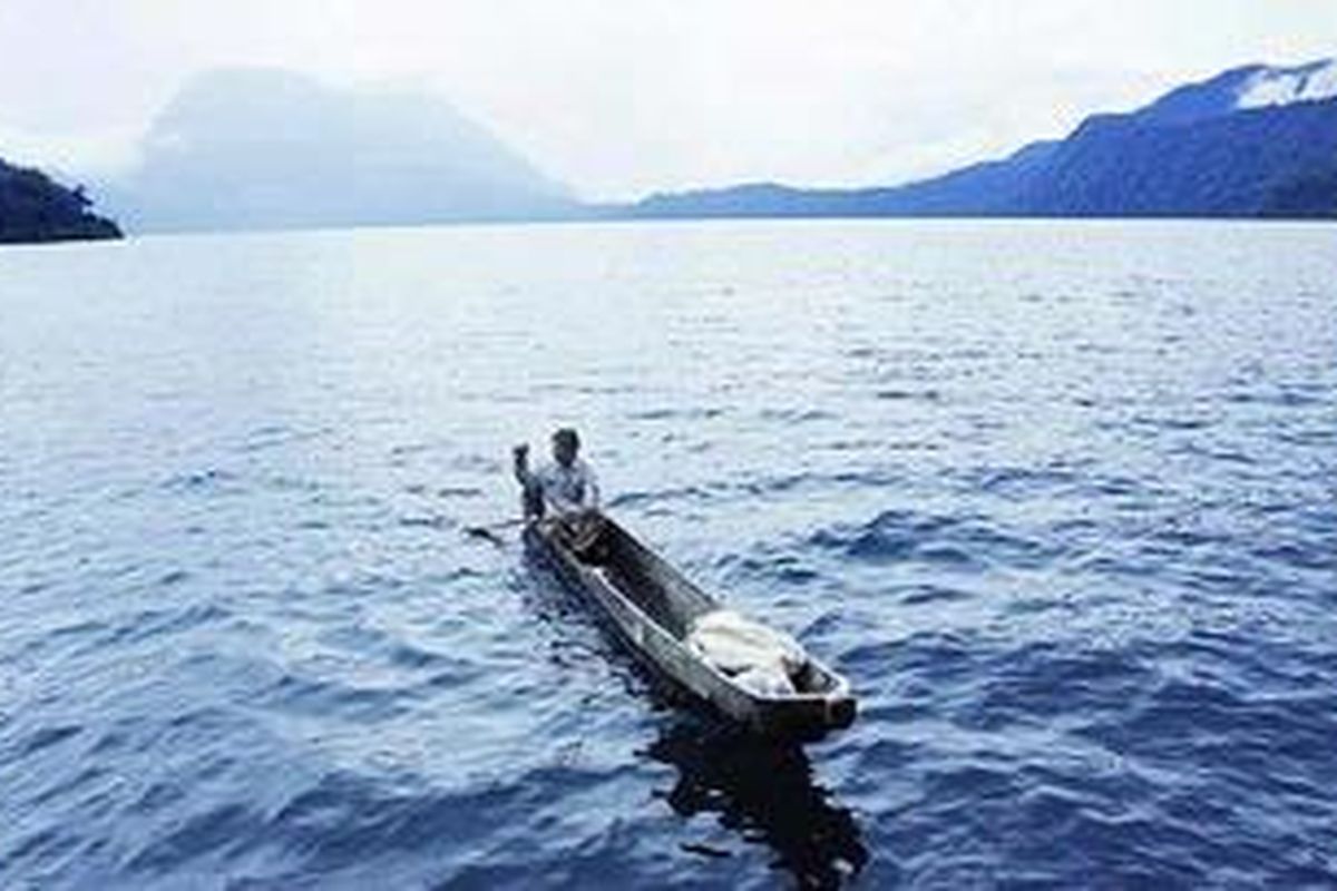 Pesona Danau Gunung Tujuh yang terletak pada ketinggian 1.950 meter di atas permukaan laut di Kabupaten Kerinci, Jambi, Sabtu (1/5/2010). Danau Gunung Tujuh merupakan danau tertinggi di Asia Tenggara.