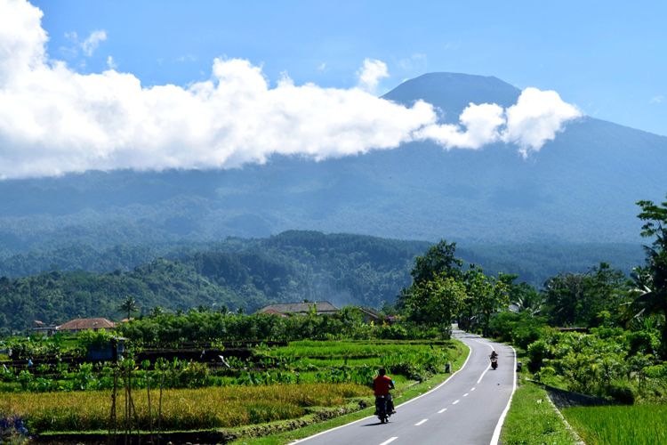 Panorama Gunung Slamet, Jawa Tengah.