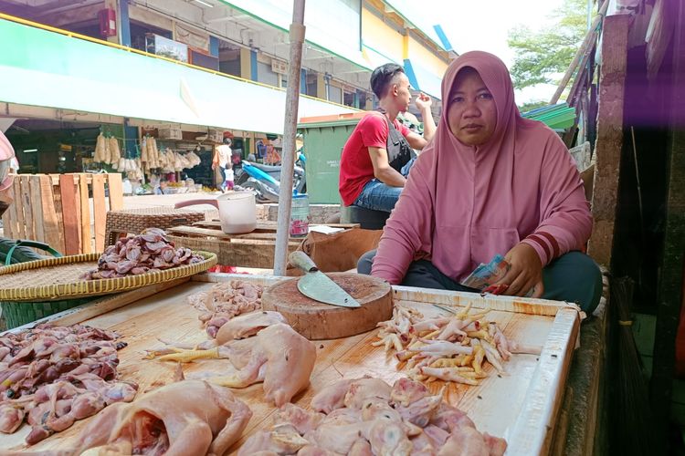 Sri (50), pedagang daging ayam di Pasar Induk Kramatjati, Jakarta Timur, Kamis (13/7/2023)