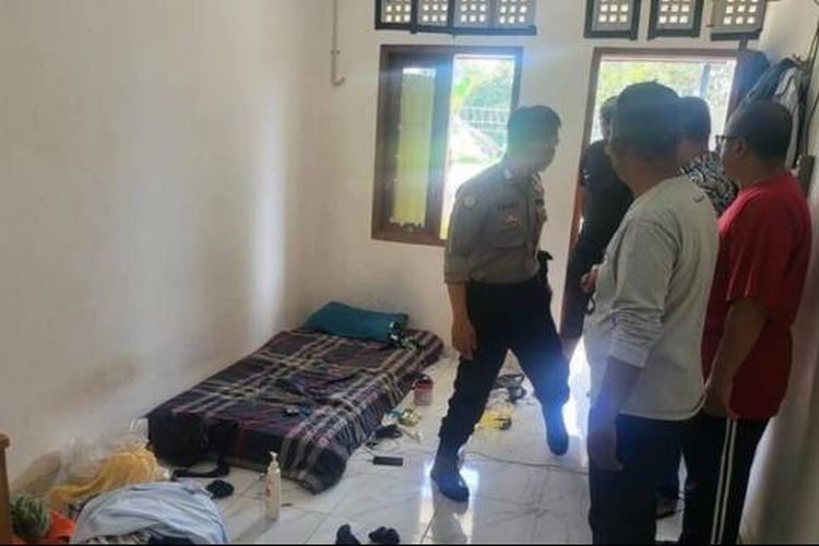 Sesosok pria berinisial K ditemukan tewas dalam rumah kontrakannya di Desa Cikeas Udik, Kecamatan Gunung Putri, Kabupaten Bogor, Jawa Barat, Selasa (16/1/2024).
