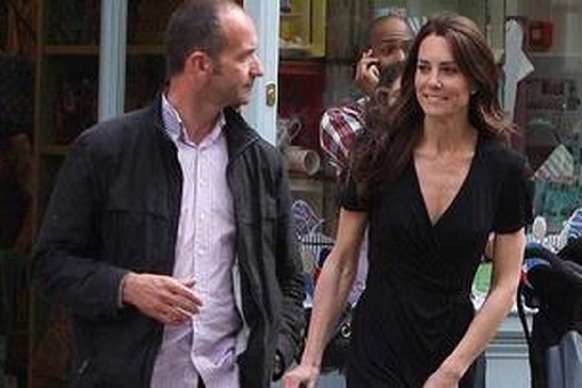 Kate Middleton terlihat keluar dari tempat perbelanjaan di Kings Road, London, Rabu (20/4/2011).