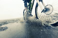 Bersepeda ke Kantor Saat Hujan? Perhatikan Dulu 5 Tips Ini