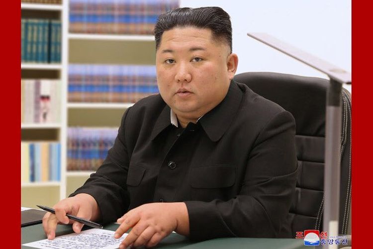 Pemimpin Tertinggi Korea Utara Kim Jong Un berpose sejenak usai menulis pesan pergantian tahun kepada rakyatnya.