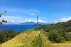 Mendaki di Bukit Larata, Nikmati Panorama Laut dan Bukit Teletubbies