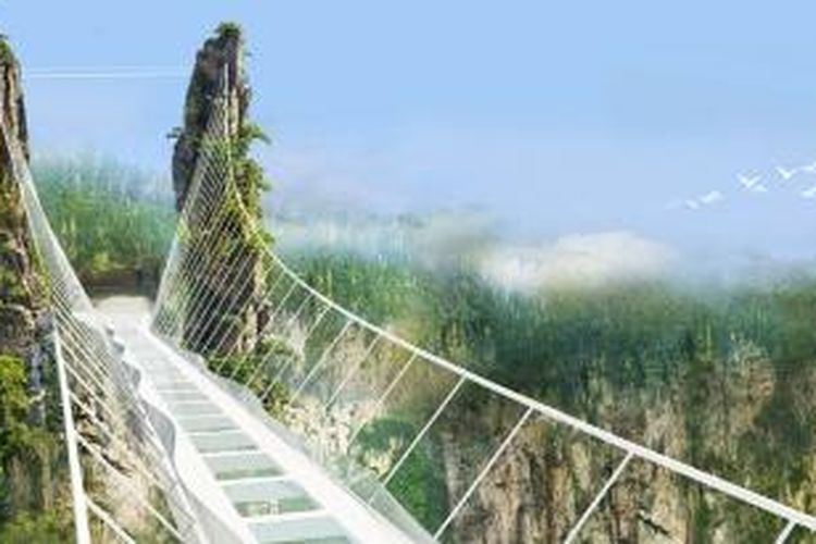 Taman nasional yang indah di provinsi Hunan, Tiongkok, yaitu Zhangjiajie, pada bulan Juli mendatang akan membuka secara resmi jembatan kaca terpanjang dan tertinggi di dunia