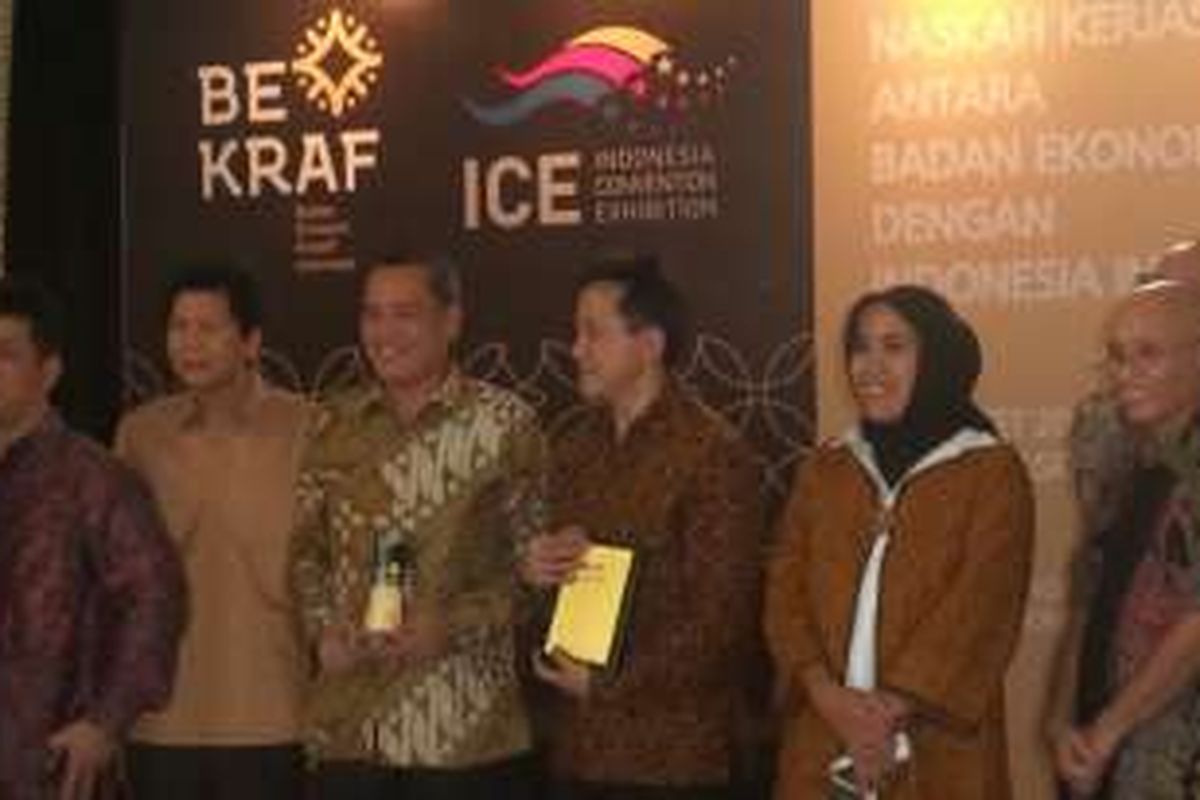 Kepala Badan Ekonomi Kreatif Triawan Munaf bersama CEO Kompas Gramedia Lilik Oetama di Galeri Nasional Indonesia Selasa (22/3/2016)