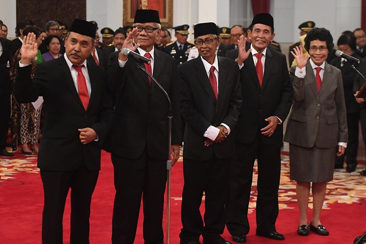 Dewan Pegawas KPK periode 2019-2023 (dari kiri) Syamsuddin Haris, Harjono, Artidjo Alkostar, Tumpak Hatorangan Panggabean dan Albertina Ho berpose bersama sebelum upacara pelantikan Pimpinan dan Dewan Pengawas KPK di Istana Negara, Jakarta, Jumat (20/12/2019). Presiden Joko Widodo resmi melantik lima orang Dewan Pengawas KPK periode 2019-2023 yaitu Artidjo Alkostar, Harjono, Syamsuddin Haris, Tumpak Hatorangan Panggabean dan Albertina Ho.