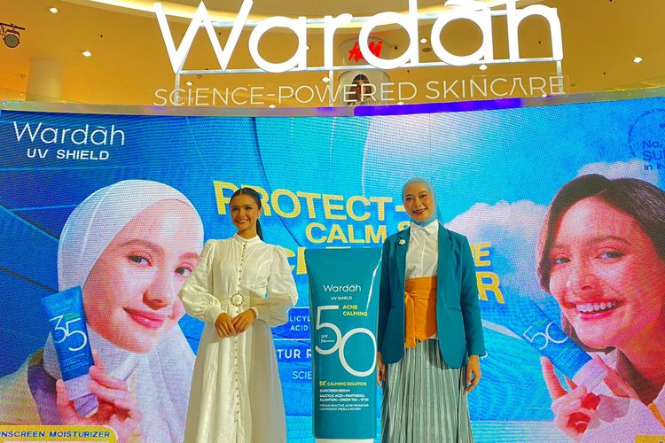 Amanda Rawles dan Kimiko Hikari Zuhria di Press Conference The Launch of Wardah UV Shield Acne Calming Sunscreen: The Real #AcneFighterProtector, Jakarta Pusat, Rabu (29/05/2024).