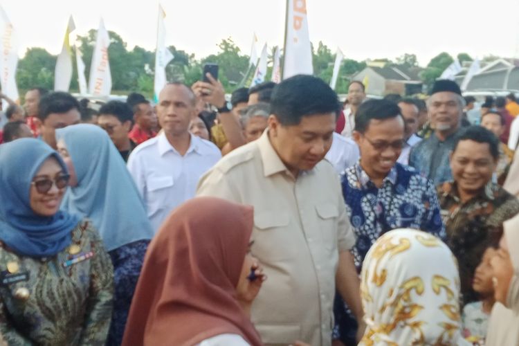 Maruarar Sirait, menteri Perumahan dan Pemukiman ditengah kerumunan warga saat memberikan santunan 4 unit rumah kepada keluarga korban yang meninggal dunia dalam unjukrasa berujung kerusuhan di Makassar. Kabupaten Gowa, Sulawesi Selatan. Kamis, (11/9/2025).