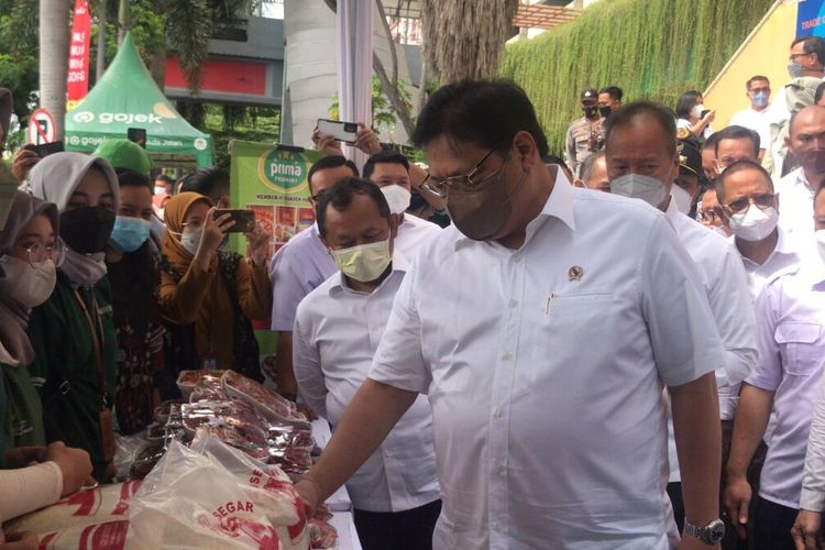 Menteri Koordinator Bidang Perekonomian Airlangga Hartarto meninjau operasi pasar murah di Pasar Wonokromo, Surabaya, Jawa Timur, Kamis (13/1/2022).
